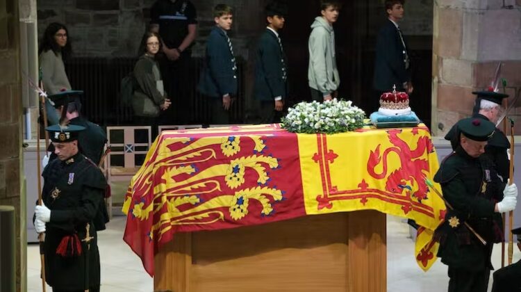 People file past the Queen’s coffin in St Giles’ church, Edinburgh. - The Deeping